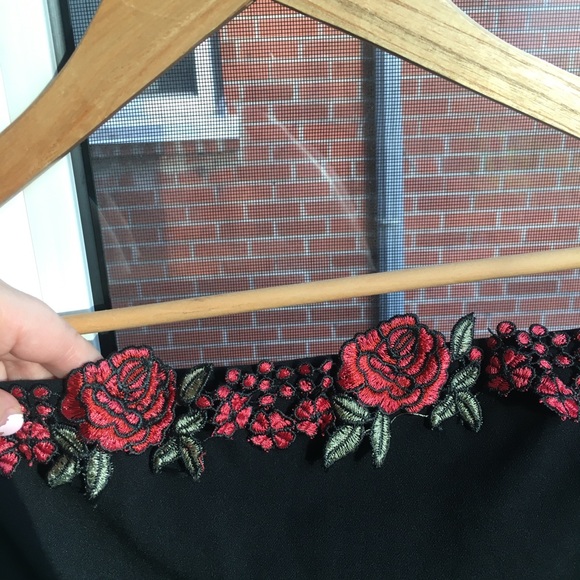 Cute strapless rose detail dress - Picture 2 of 5